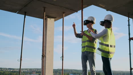 Taillenporträt-Von-Zwei-Modernen-Bauarbeitern,-Die-VR-Ausrüstung-Verwenden,-Um-Projekte-Auf-Der-Baustelle-Zu-Visualisieren.